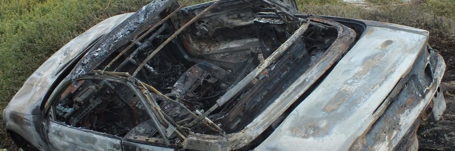 Die BMW sagtekap sportmotor van Pieter Bekker wat by die Gansbaai getypoel op die rotse beland en uitgebrand het. Bekker het ernstige brandwonde opgedoen. 